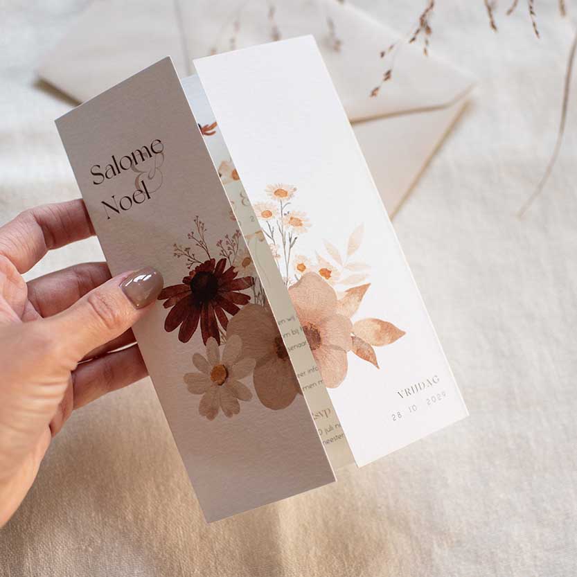 Luikvouw trouwkaart herfst bloemen aardetinten