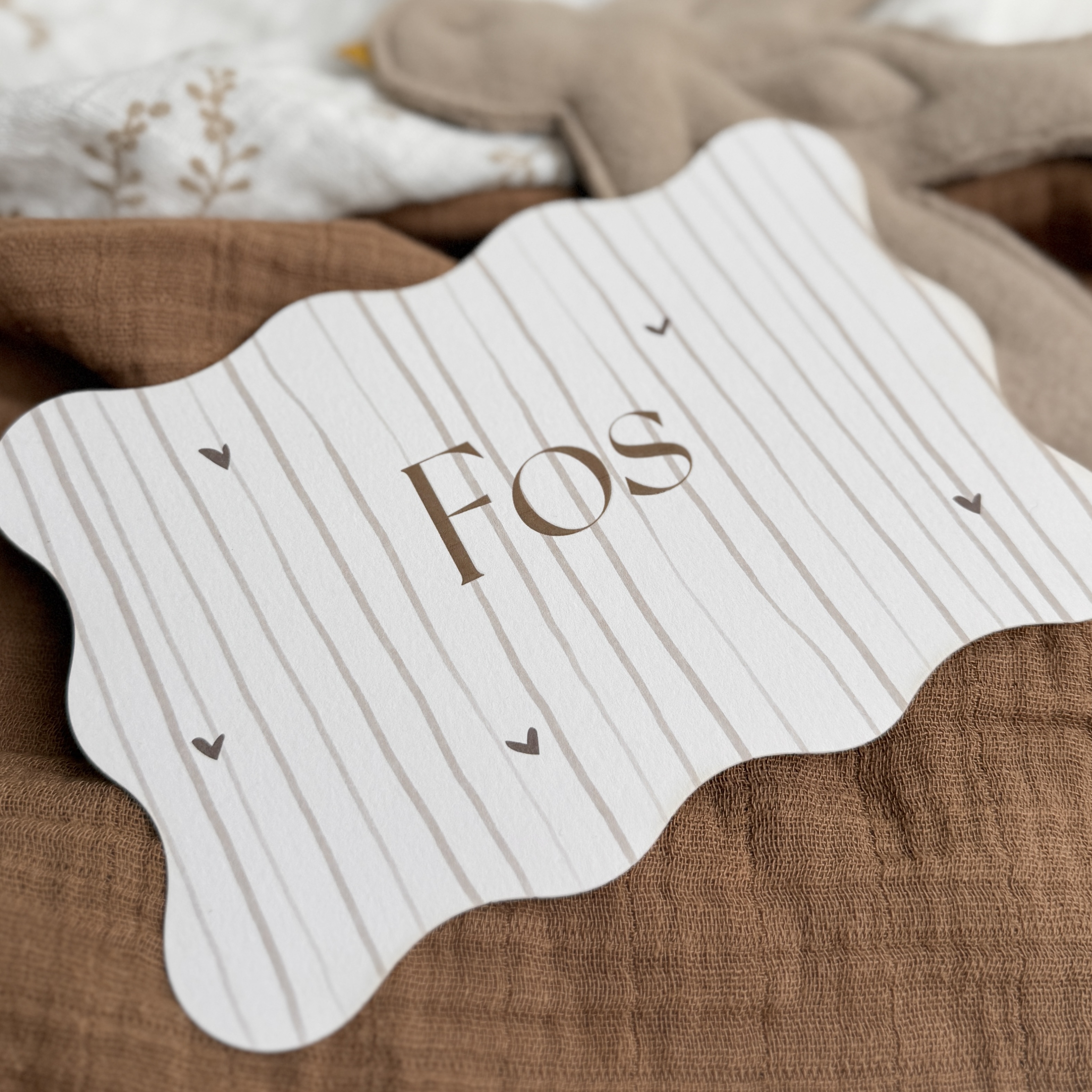 Stoer geboortekaartje jongen met strepen en golfvorm