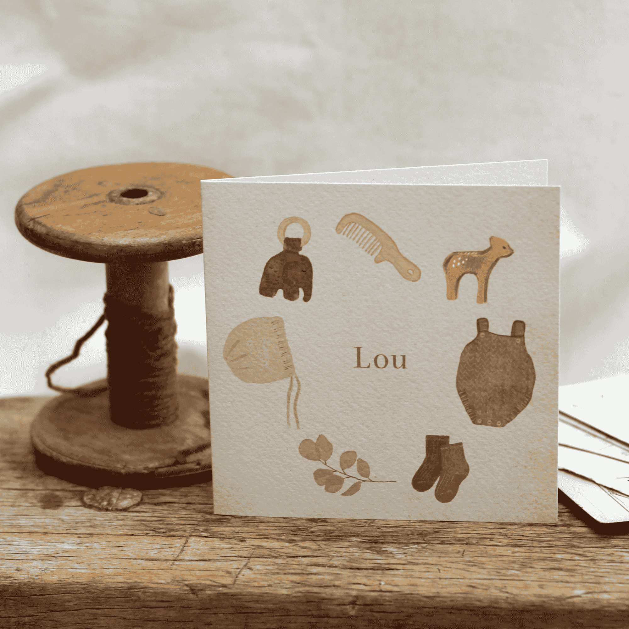 JONGENS GEBOORTEKAARTJE MET BABY ELEMENTEN IN AARDETINTEN