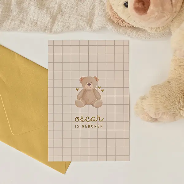 Origineel beige geboortekaartje met ruitjes en teddy beertje