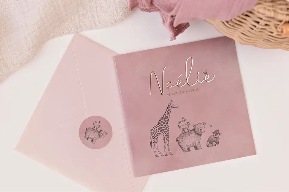 Hip geboortekaartje met getekende dieren en roségoudfolie