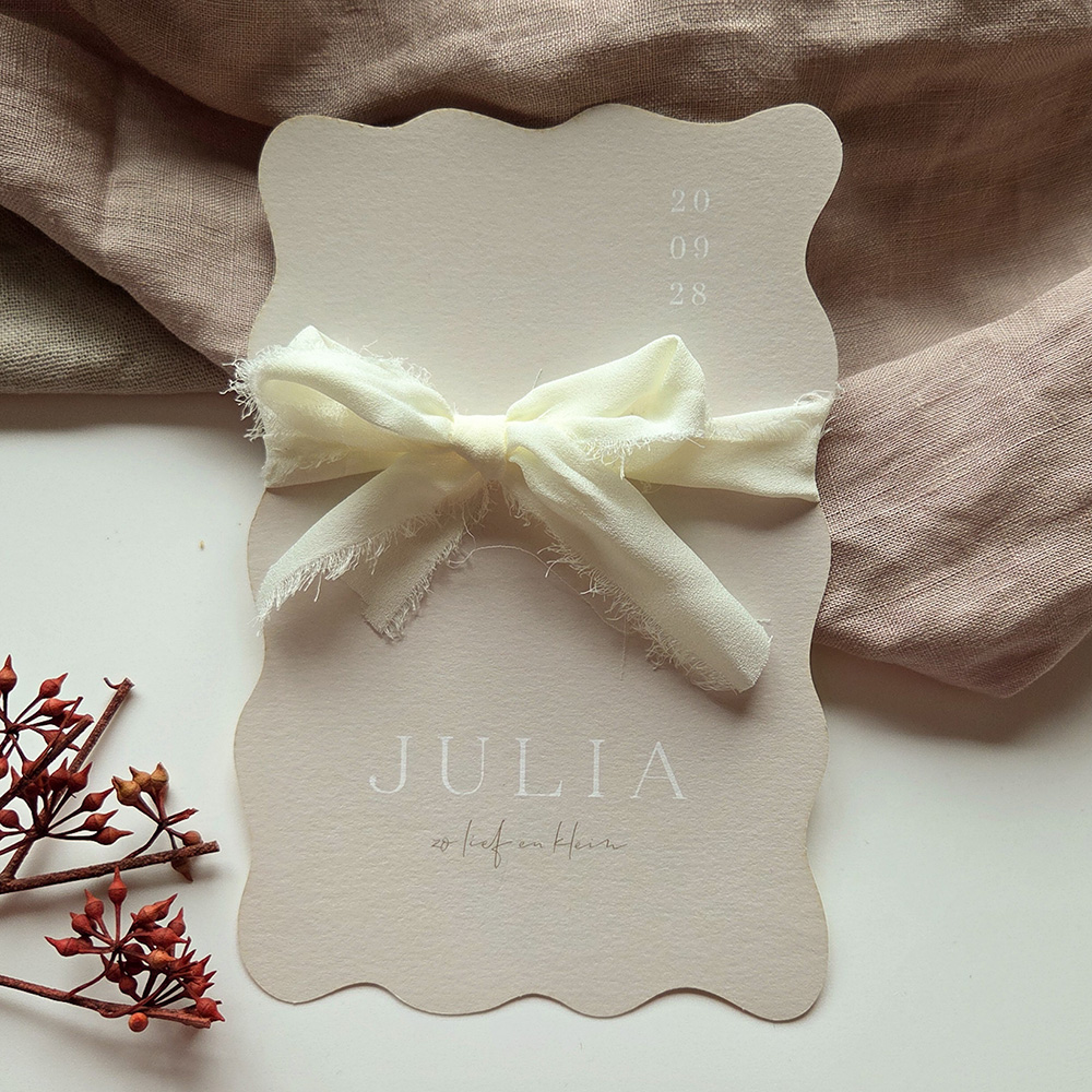 Klassiek en uniek geboortekaartje meisje in aparte vorm met echt lint