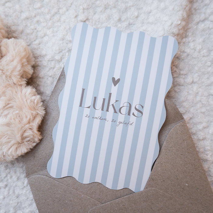 Geboortekaartje met golfrand blauwe streep en hartje