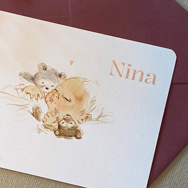 Liggend geboortekaartje pentekening baby met knuffels hoogglans