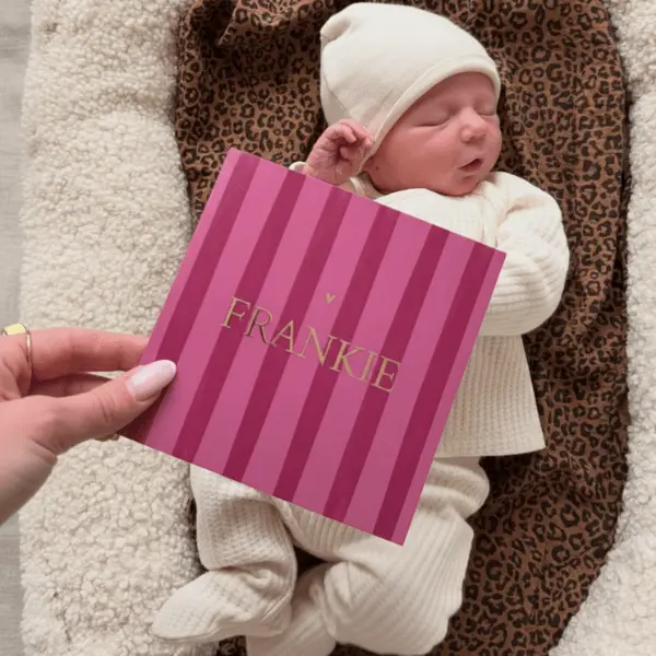 Roze geboortekaartje met watercolour strepen