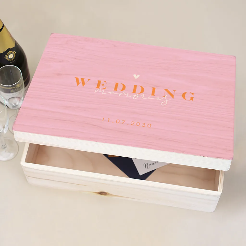 Hölzerne Erinnerungskiste Hochzeit mit Colorblocking pink und orange