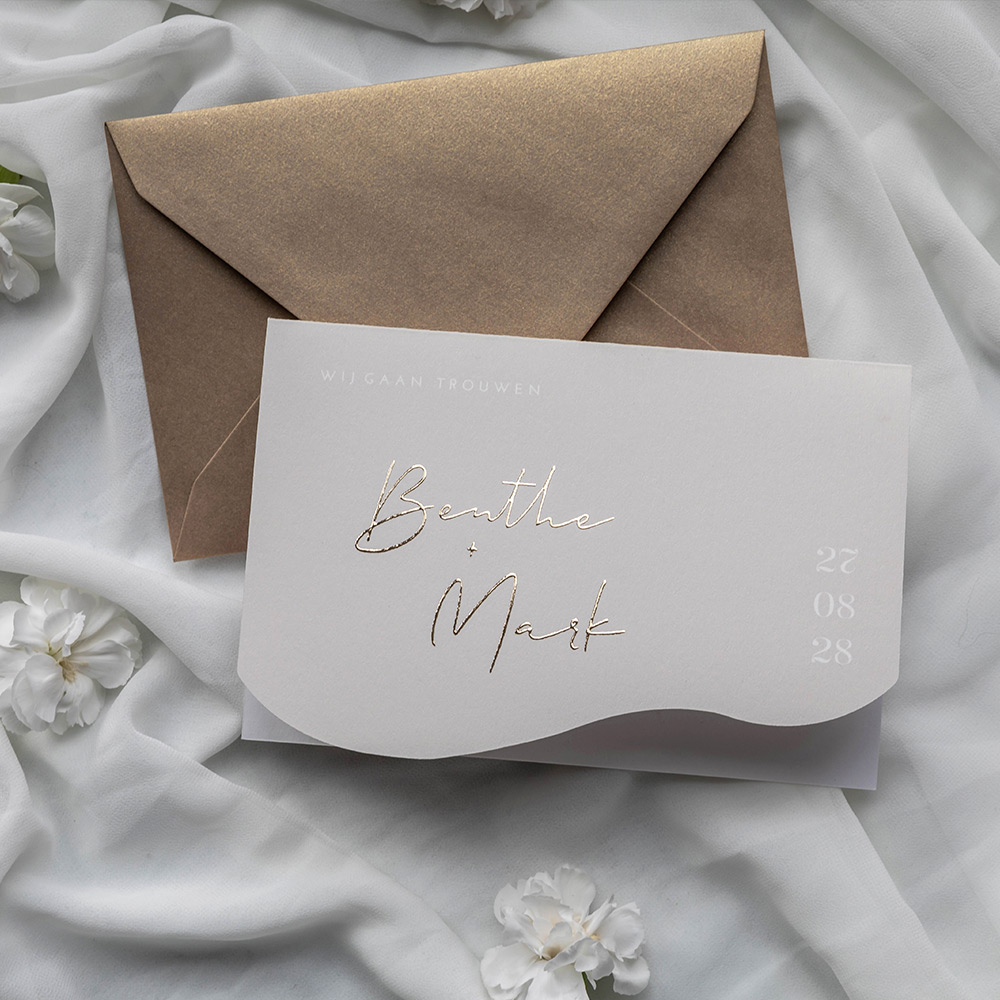 Trouwkaart golfvorm sierlijk beige goud