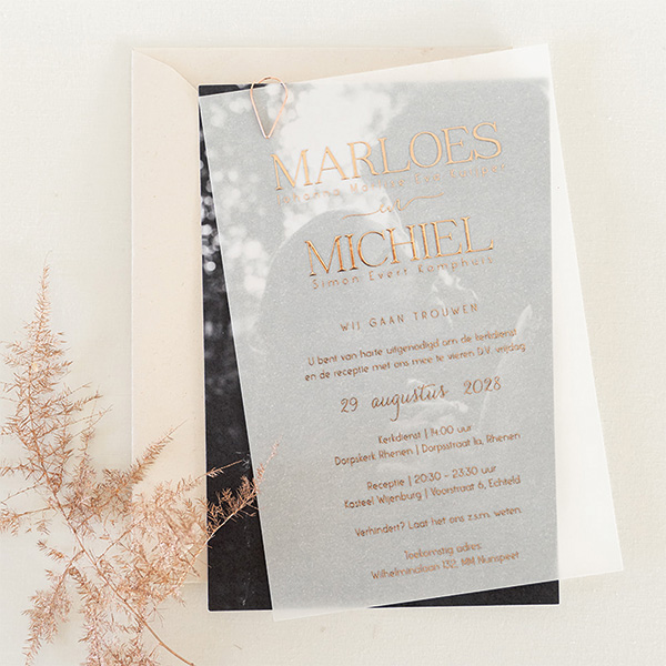 Klassieke trouwkaart van kalkpapier en roséfolie