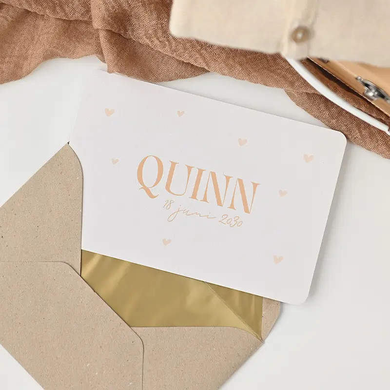Beige geboortekaartje met hartjes, hoogglans naam en papier-look