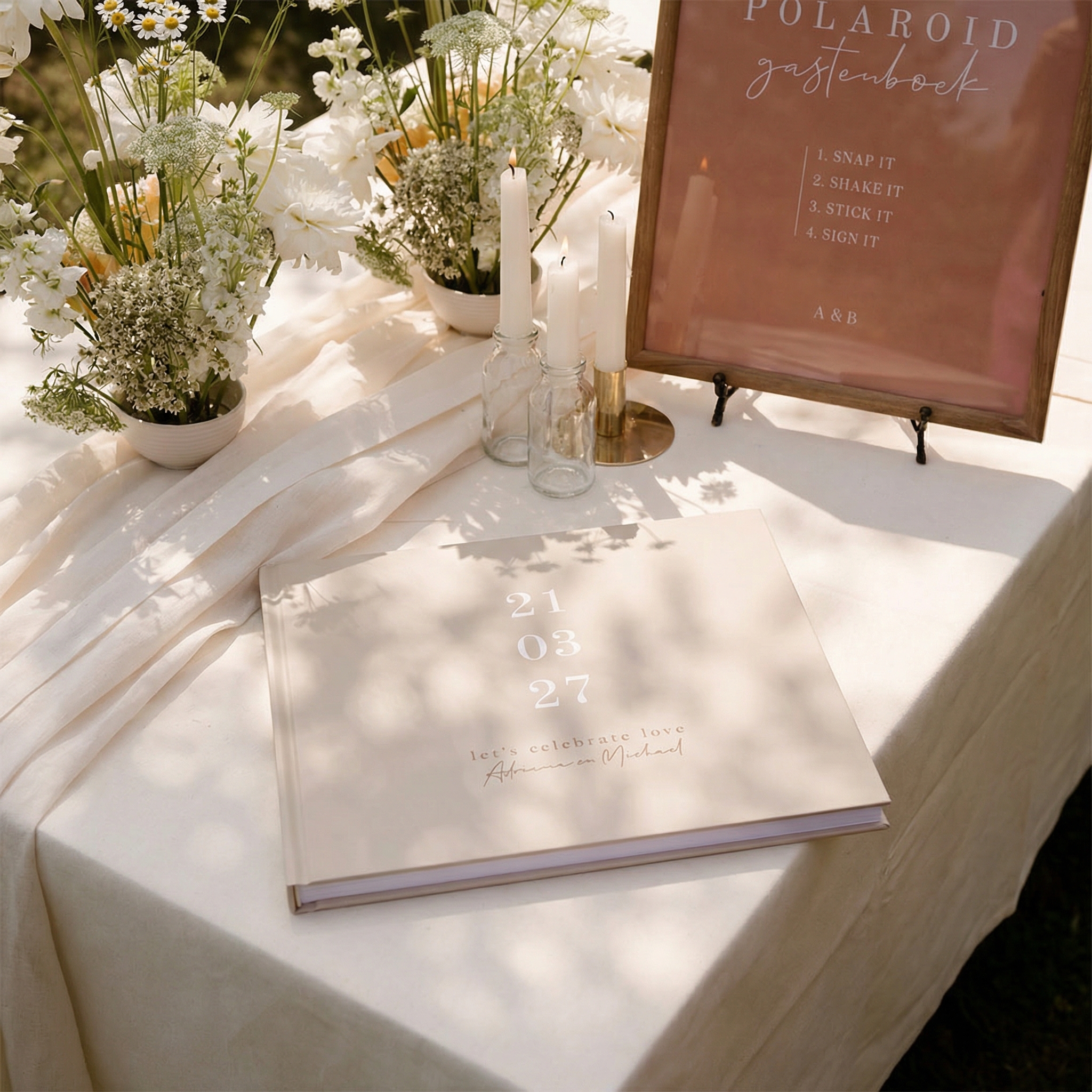 Minimalistisch gastenboek in neutrale kleuren