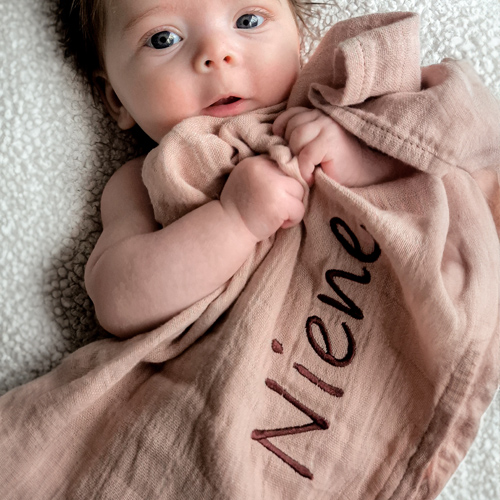 Hydrofiele doek met geborduurde naam