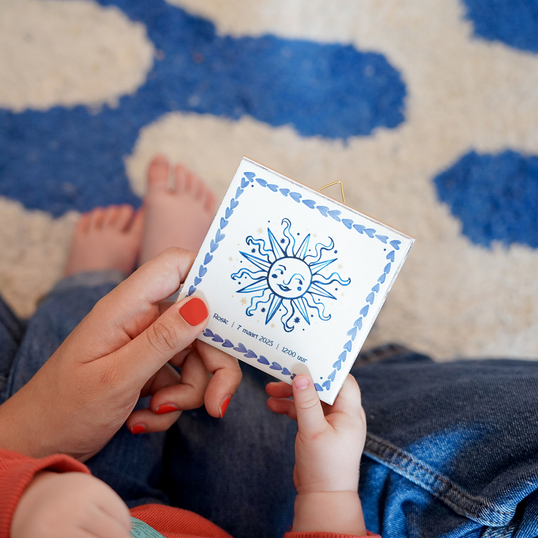 Geboorte tegeltje met illustratie van zon in blauw