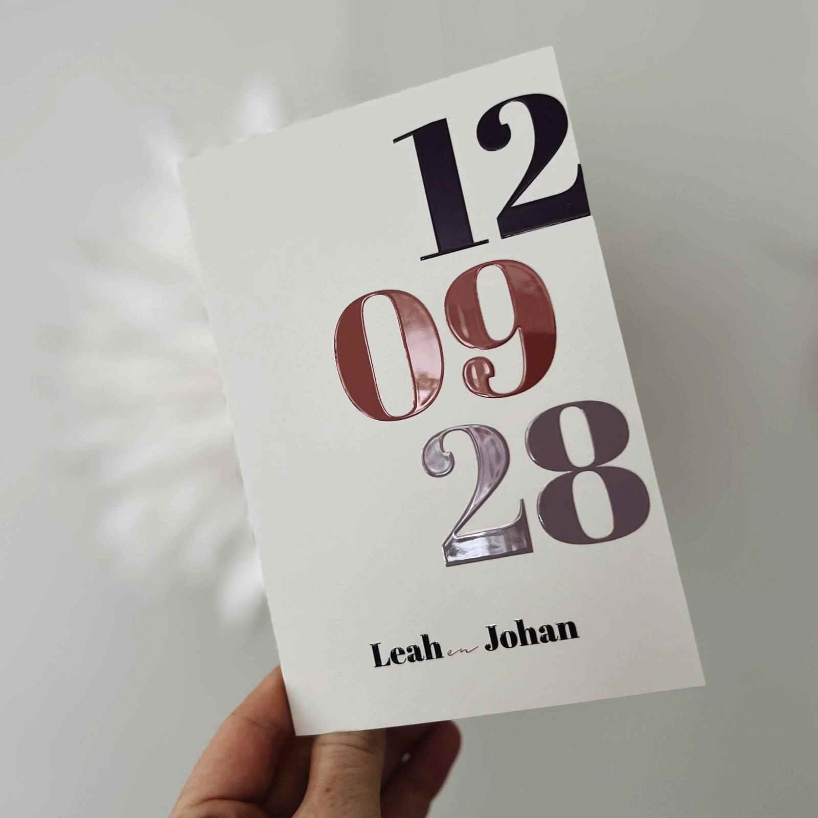 Trouwkaart met de datum in oranje paarse letters in lakfolie