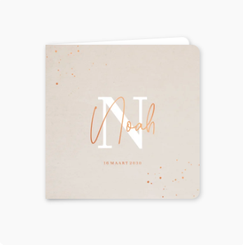 Luxe geboortekaartje met koperfolie, initiaal en lichte structuur