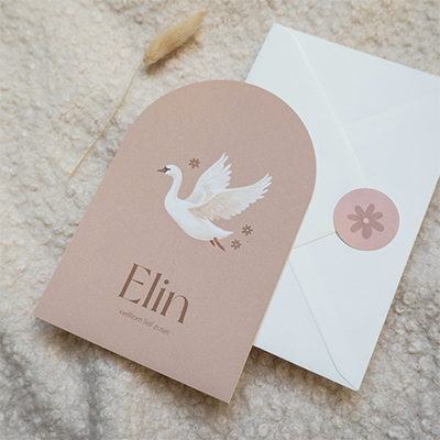 Oudroze geboortekaartje boogvorm met vliegende zwaan