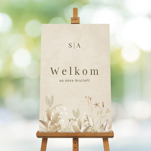 Vintage welkomstbord bruiloft met vintage bloemen en initialen
