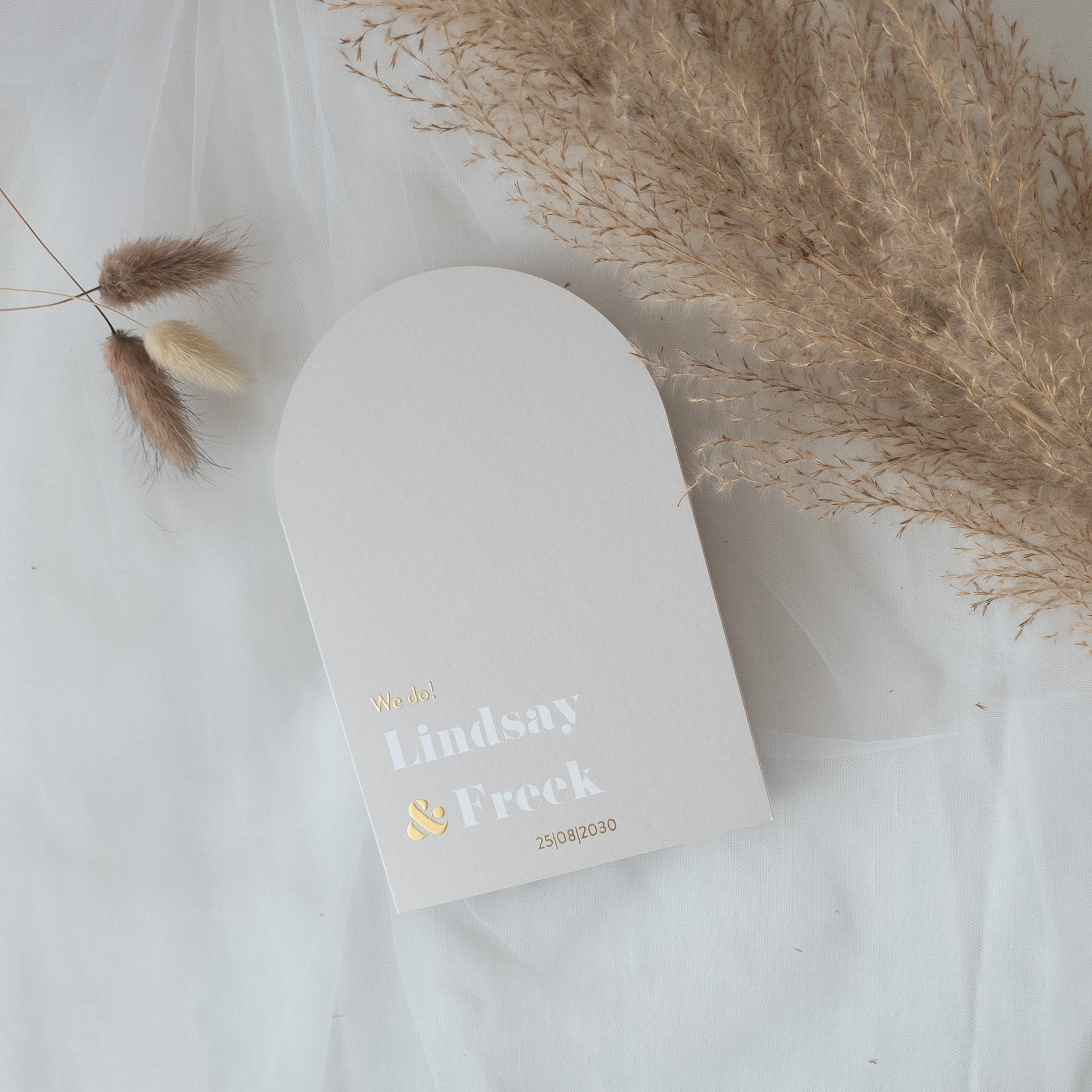 Trouwkaart dubbele boogvorm beige wit goud