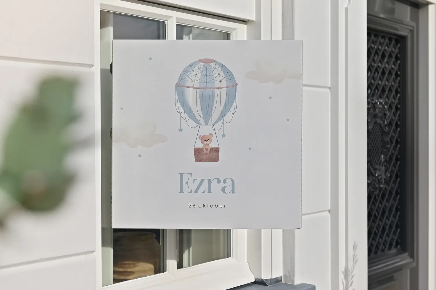 Raambord met beertje in blauw gestreepte luchtballon
