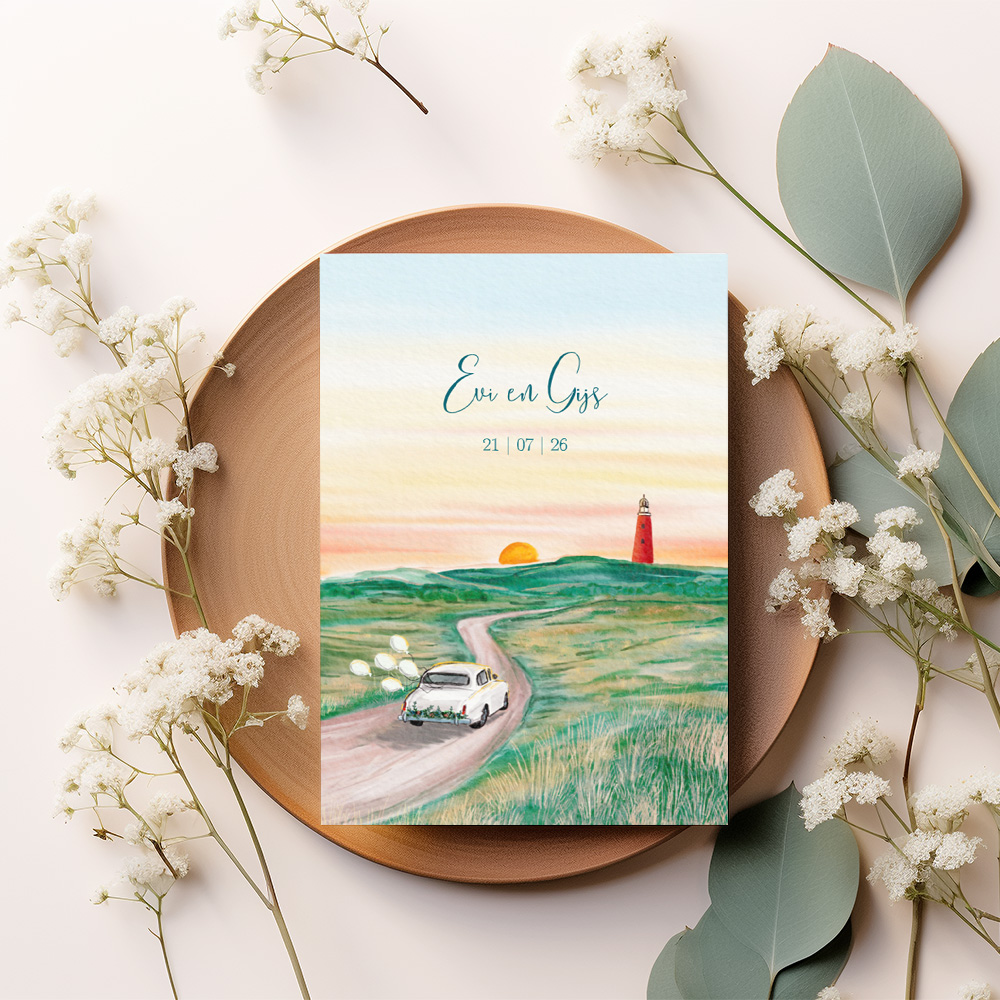 Trouwkaart met trouwauto in duinlandschap.