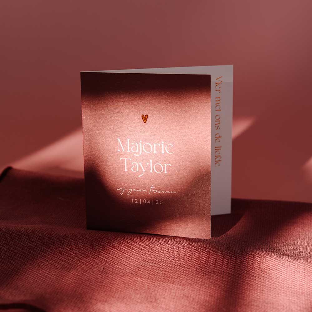 Trouwkaart in bordeauxrood met koperfolie