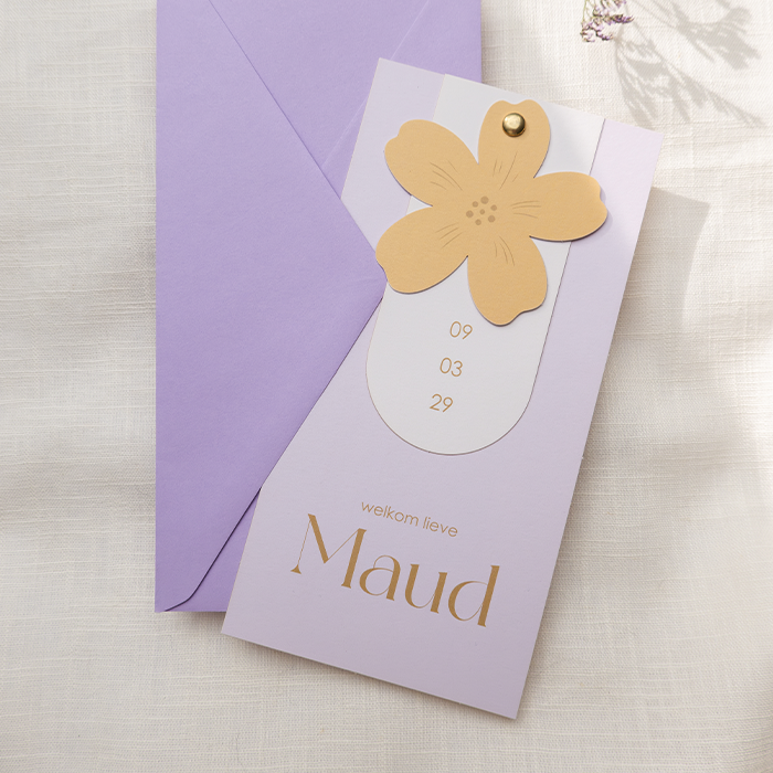 Kleurrijk geboortekaartje lila en oker bloemenlabel