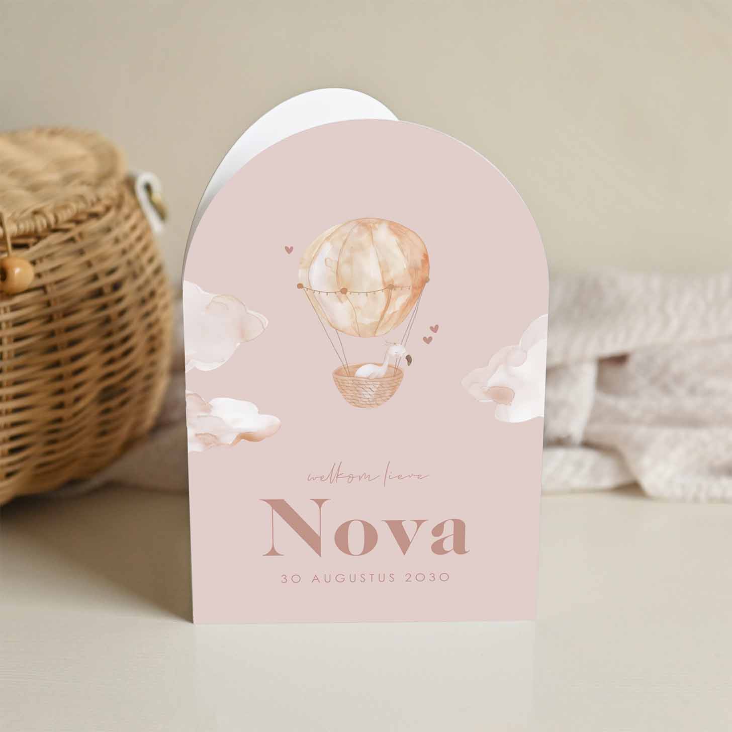 Grappig geboortekaartje met flamingo in luchtballon