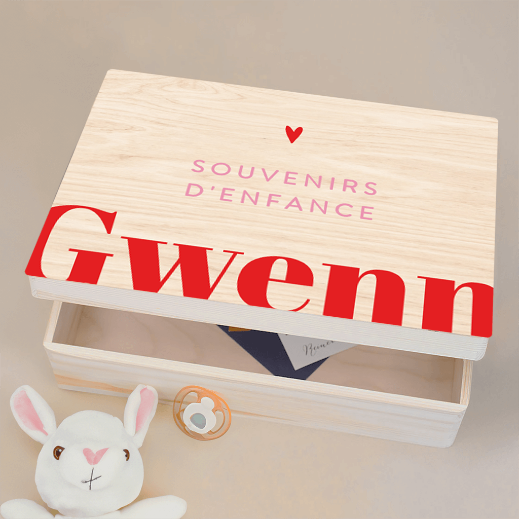 Boîte à souvenirs avec coeur et prénom en rouge