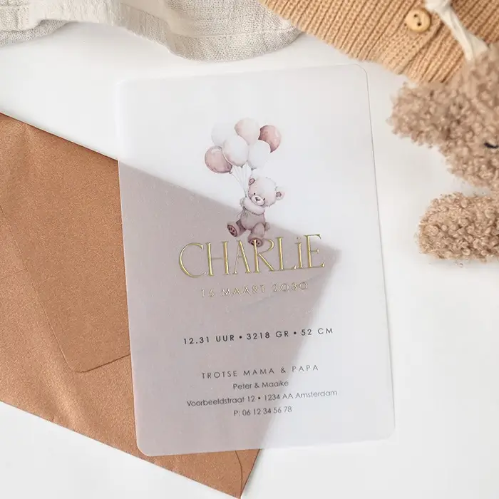 Lief geboortekaartje van kalkpapier met beertje aan ballonnen en matte goudfolie