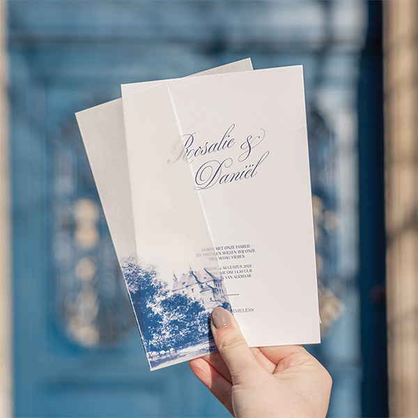 Klassiek bruiloft uitnodiging in blauw