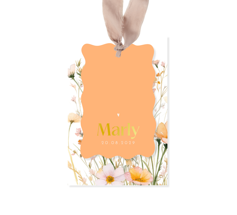 Lente label geboortekaartje met bloemen en goudfolie