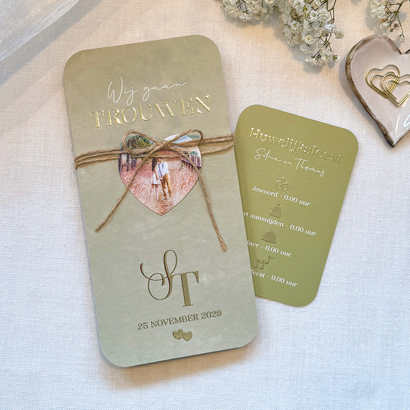 Trouwkaart olijfgroen met hartvormig fotolabel - Olive and Gold
