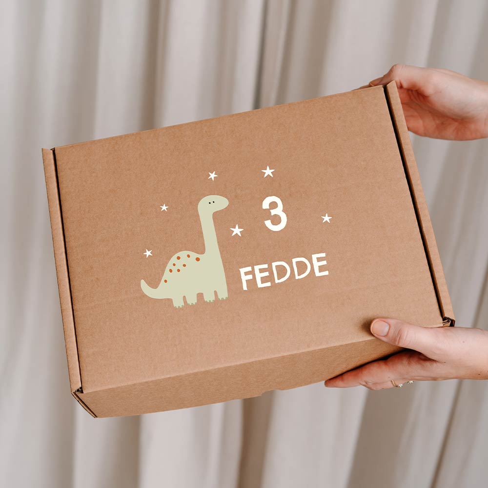 Stoere cadeaudoos van kraft met dino, sterren, leeftijd en naam