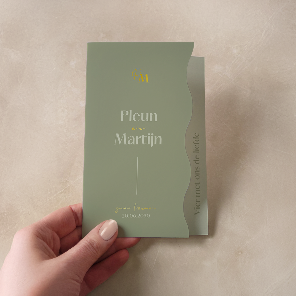 Chic en minimalistische trouwkaart met initialen en golvende rand