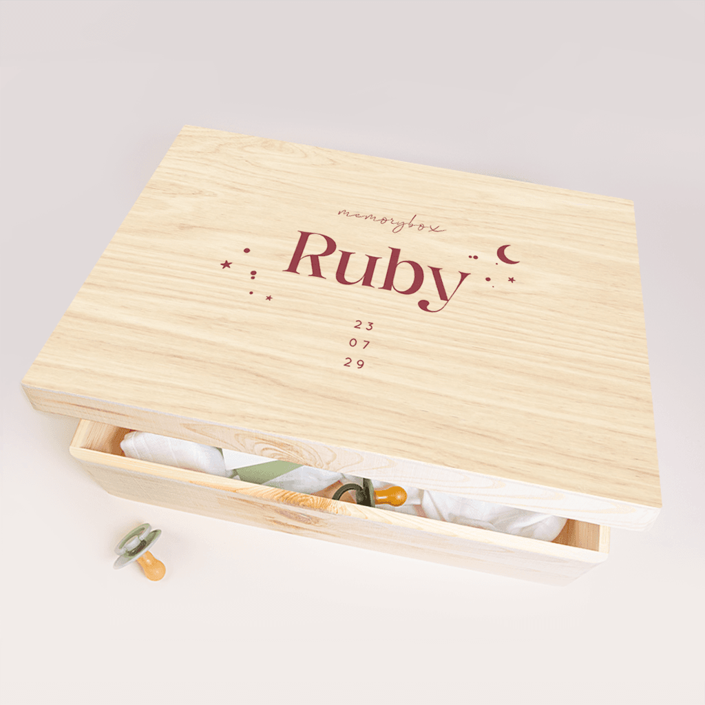 Memorybox baby met naam en details in bordeauxrood
