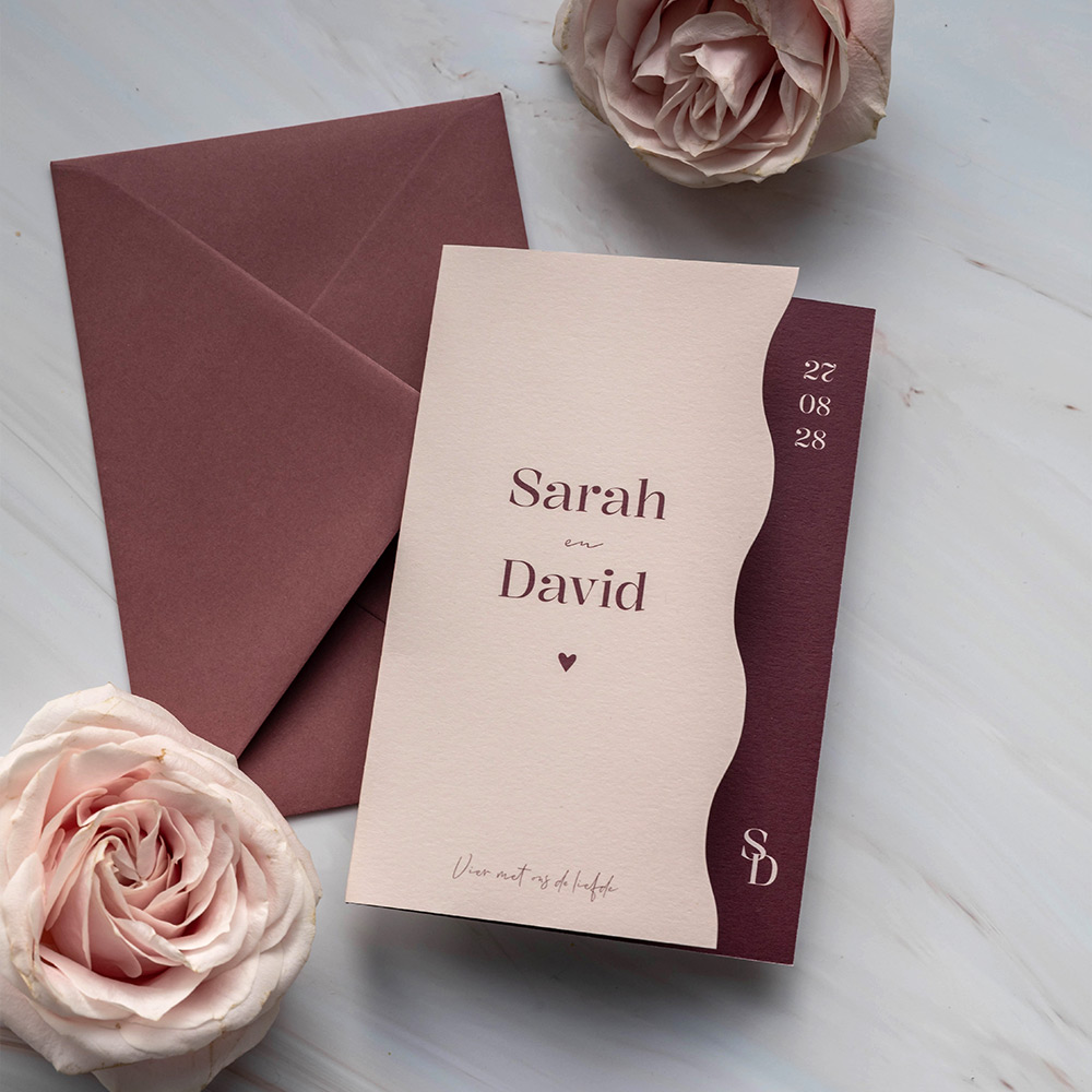 Trouwkaart golfvorm modern peach burgundy