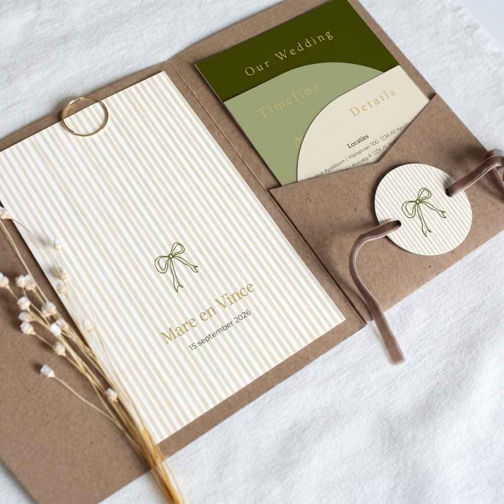 Pocketfold trouwkaart groen zand strepen strik