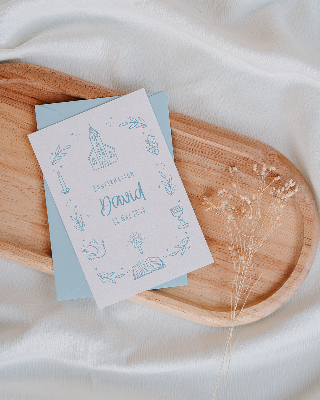 Stilvolle Einladung zur Konfirmation mit grünen Illustrationen