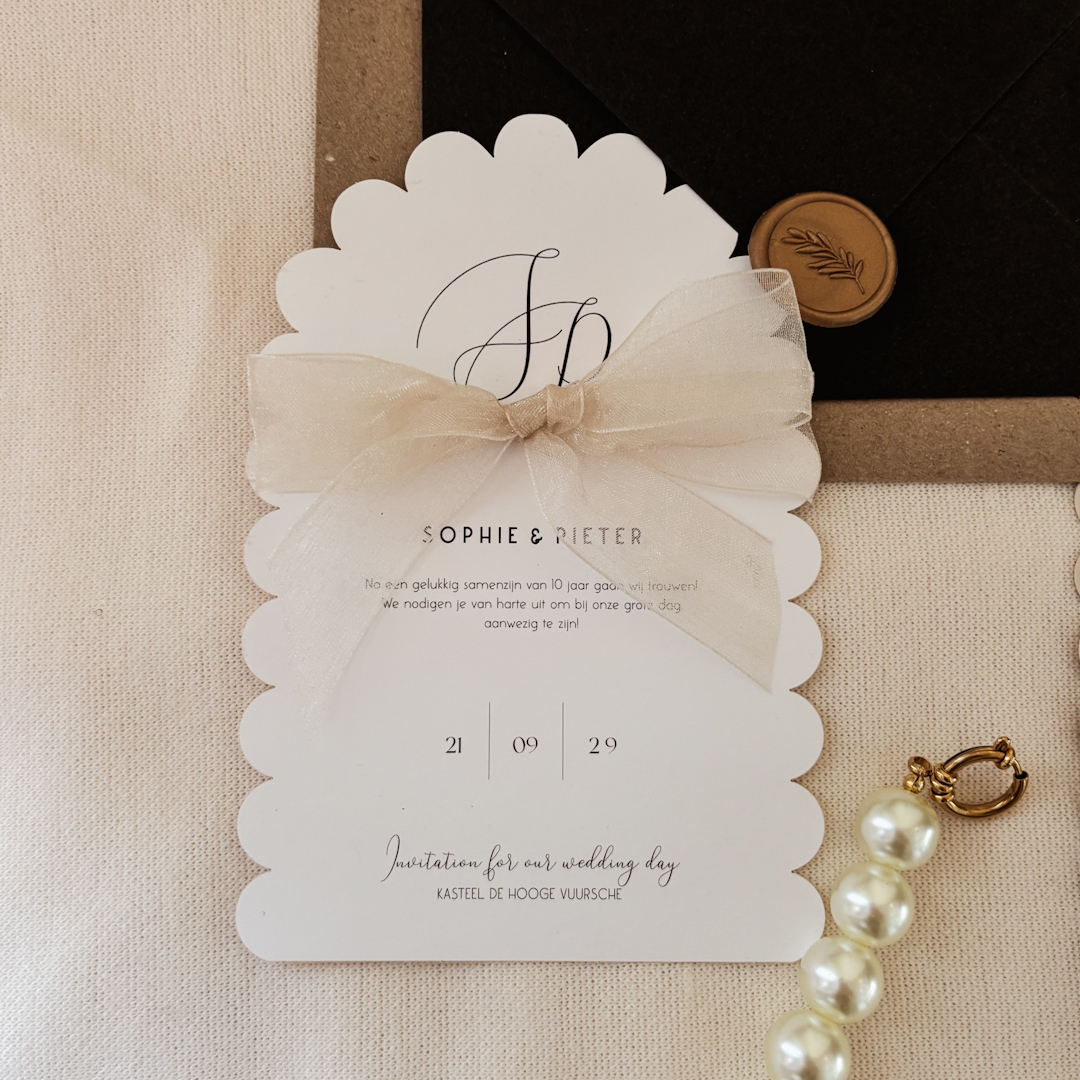 Wit met zwarte trouwkaart met golfjesvorm