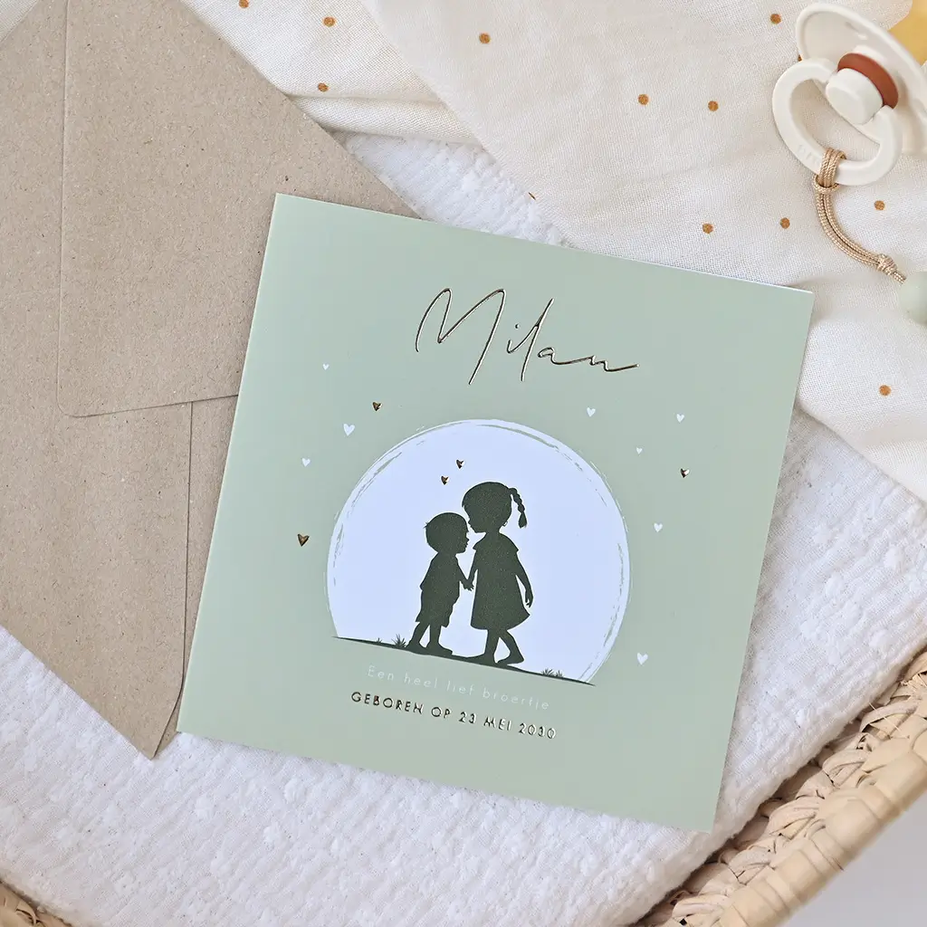 Groen geboortekaartje met silhouetjes van grote zus met klein broertje