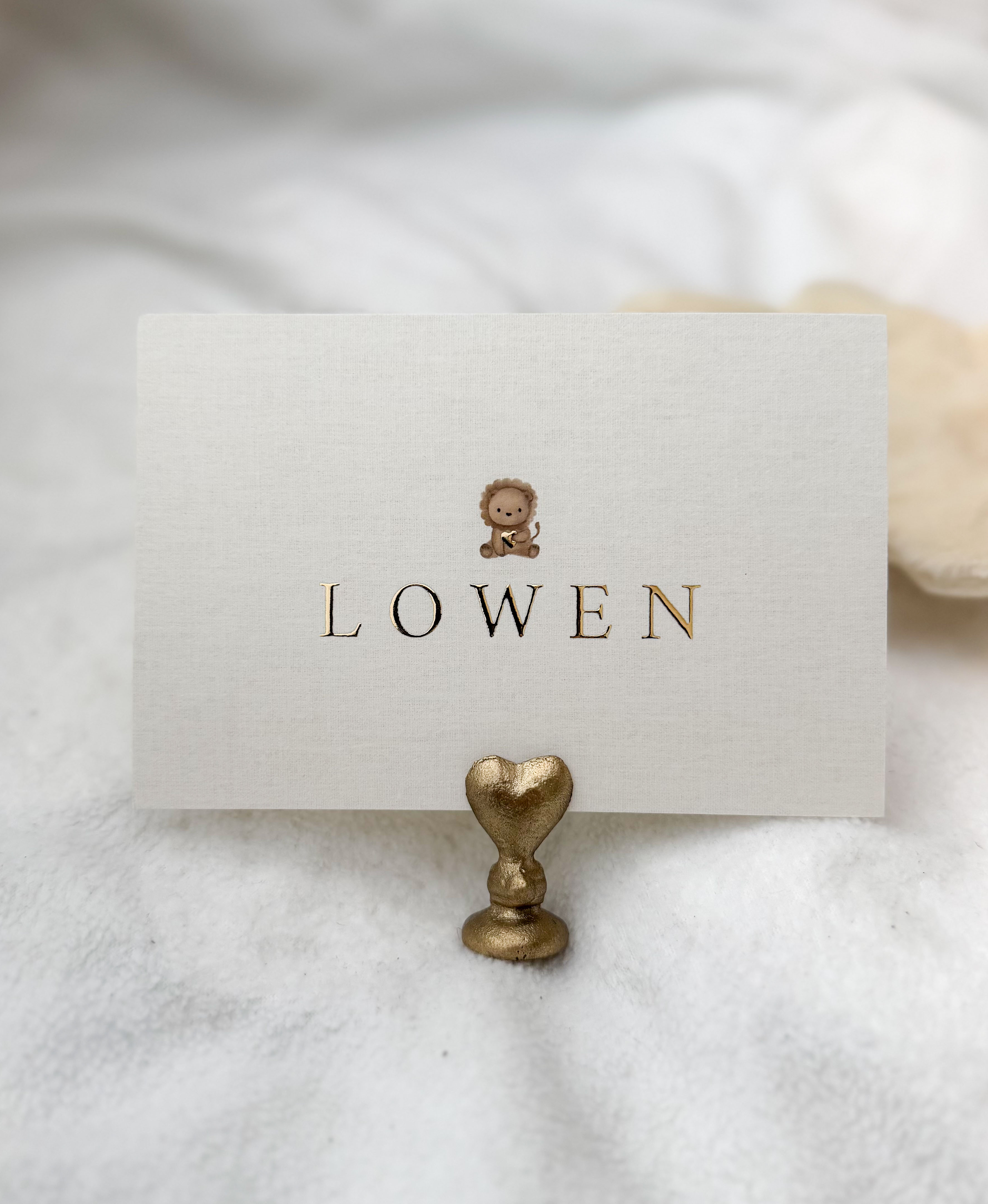 Stoer geboortekaartje linnenl leeuwtje hartje goudfolie