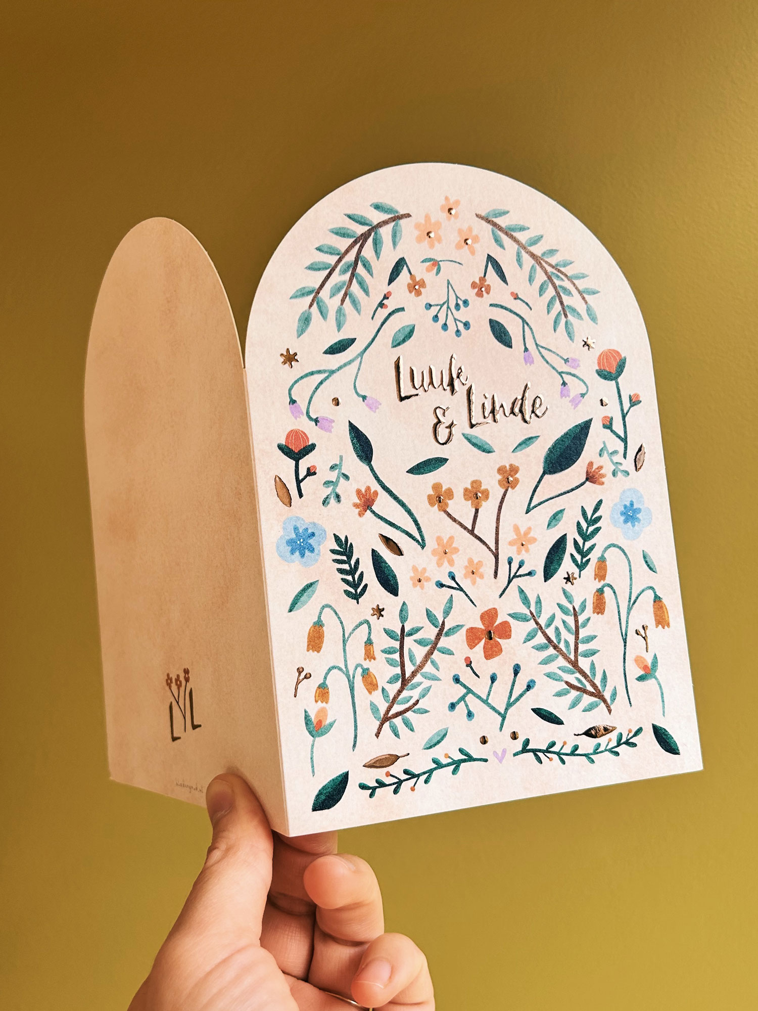 Dubbele boog trouwkaart met bloemenillustratie en folie