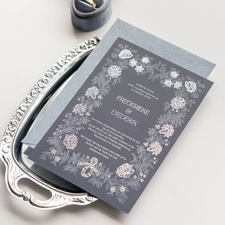 Klassieke trouwkaart met bloemenkrans