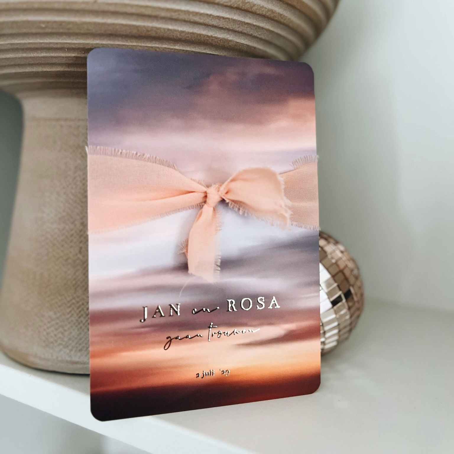 Trouwkaart schlidering zonsondergang opgang roze oranje paars met goudfolie