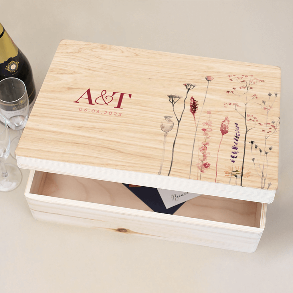 Hölzerne Erinnerungskiste Hochzeit mit stilvollen Feldblumen