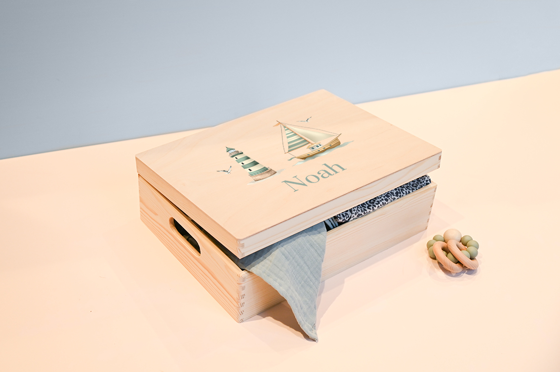 Memorybox met vuurtoren, zeilboot en naam