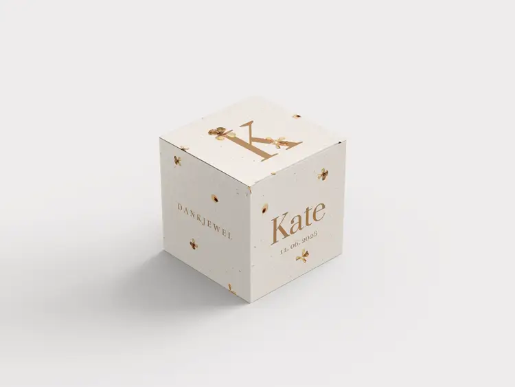 vierkant doosje met droogbloemen voor een meisje