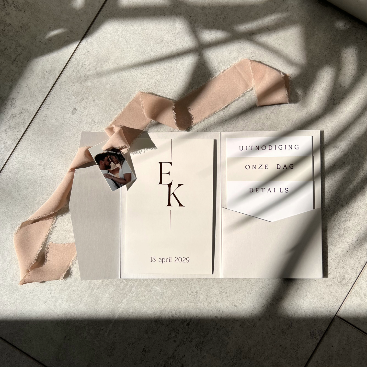 Trouwkaart pocketfoldset minimalistisch koperfolie en initialen namen