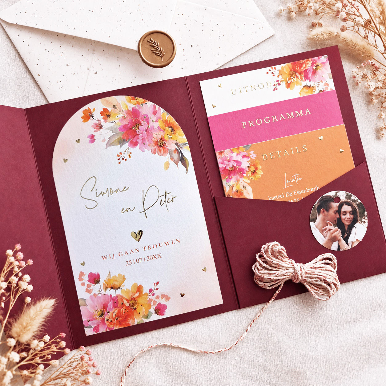 Pocketfold trouwkaart met roze en oranje aquarel bloemen en luxe goudfolie