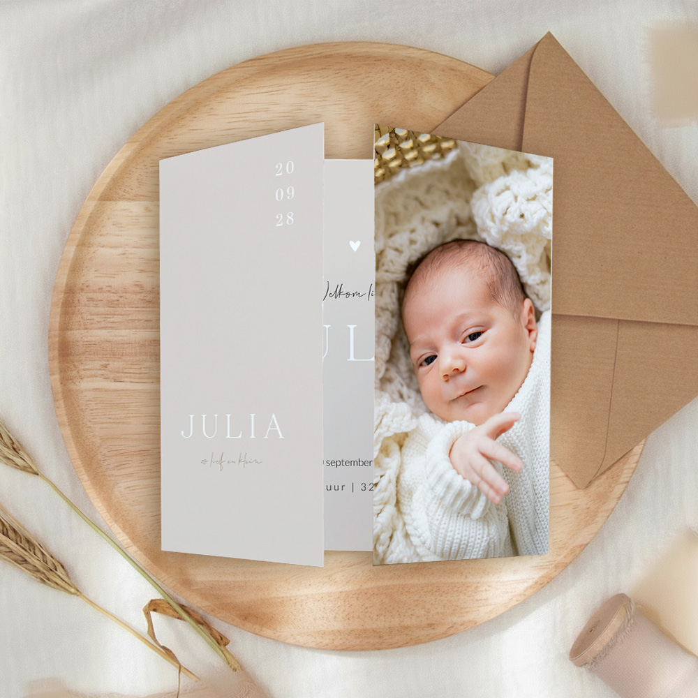 Klassiek geboortekaartje voor een meisje met strik en theatervouw