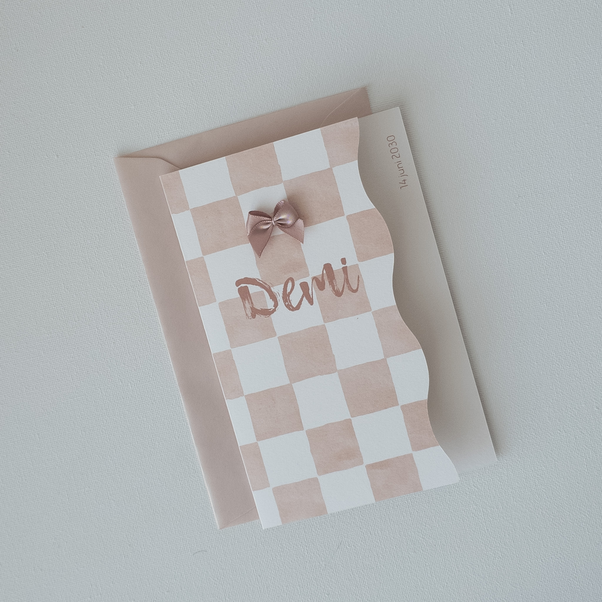 Geboortekaartje golfvorm geruit roze strik